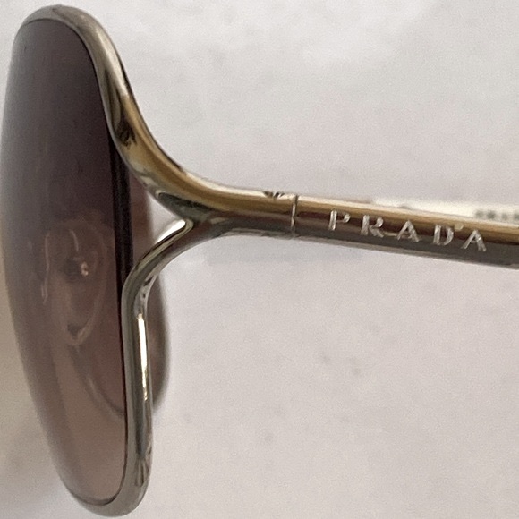 Prada vintage sunglasses 😎 with case made in Italy white temples silver frame - Picture 5 of 16
